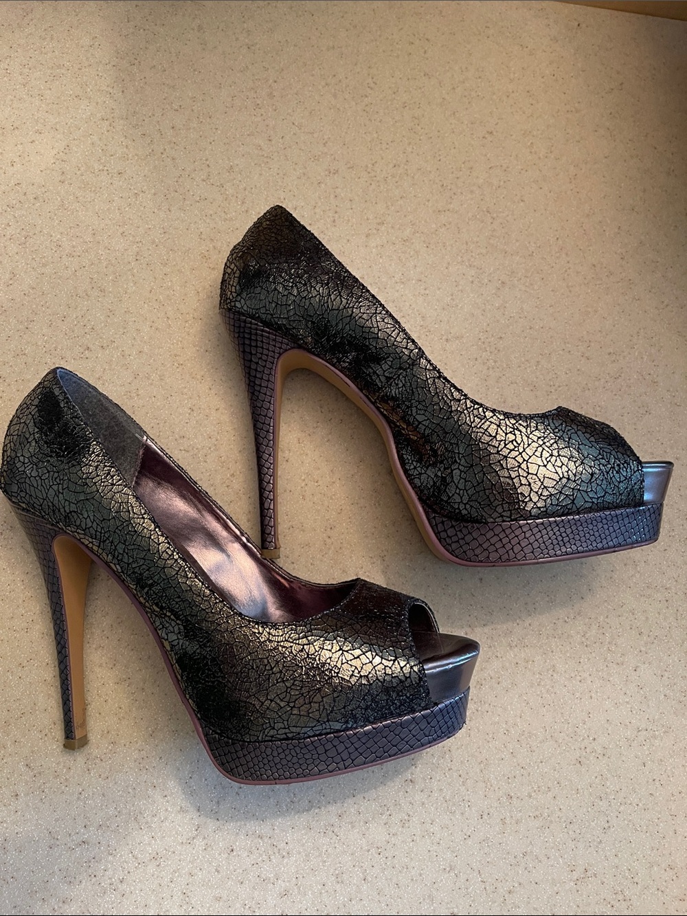 Women's Black Pewter Metallic Peep-Toe Platform Pumps 10 Great Used Cond